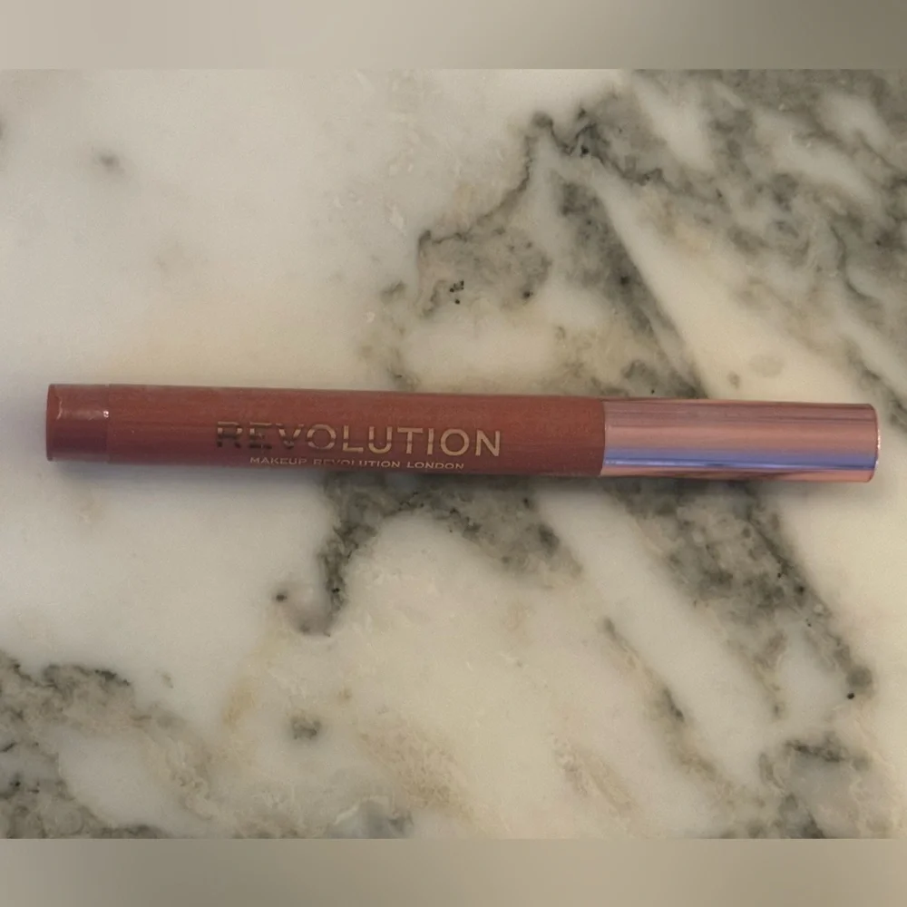 New! Revolution velvet kiss lip crayon - Icon